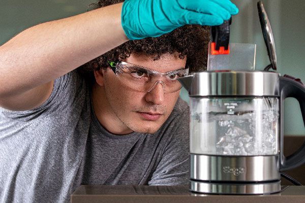 Silica glass in kettle